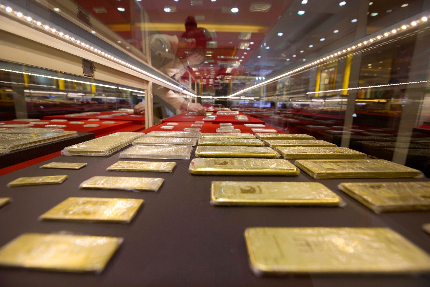 国际现货黄金首次突破4000美元