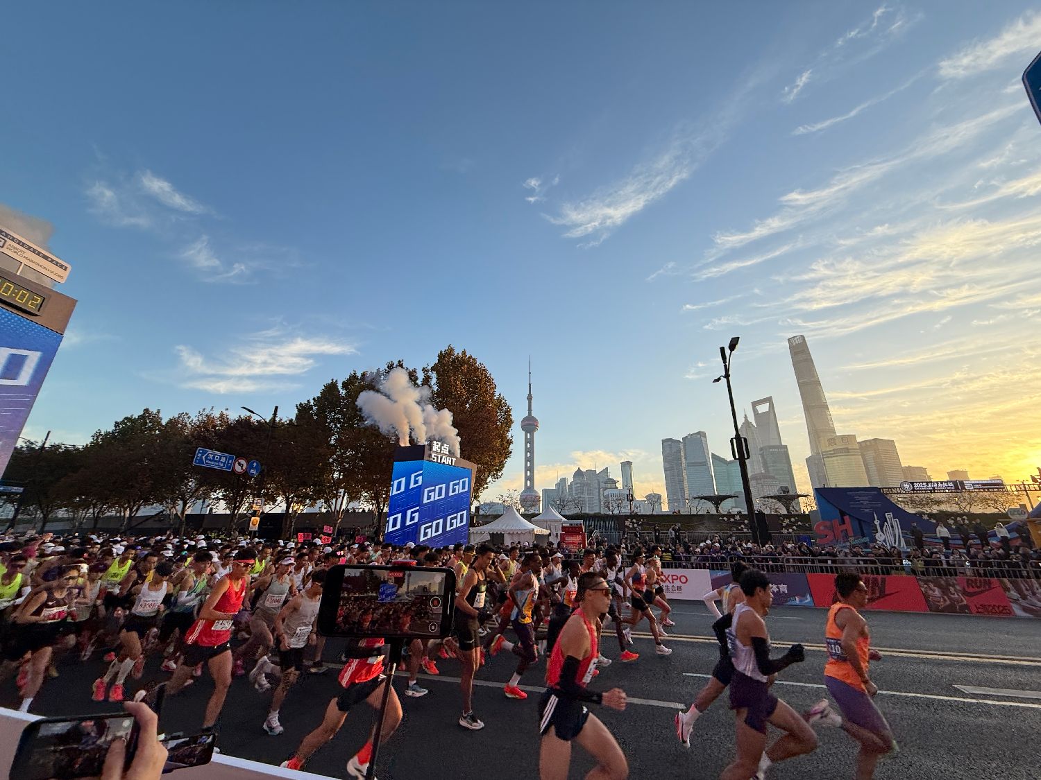 2025上海马拉松开跑肯尼亚选手破女子组赛会纪录