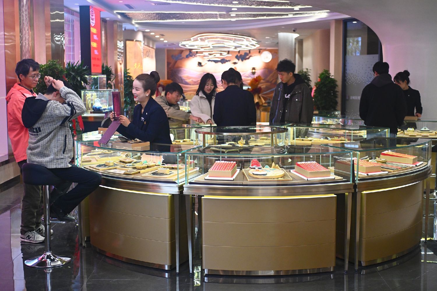 国际黄金价格再迎新高中国各大品牌金饰价格应声上涨